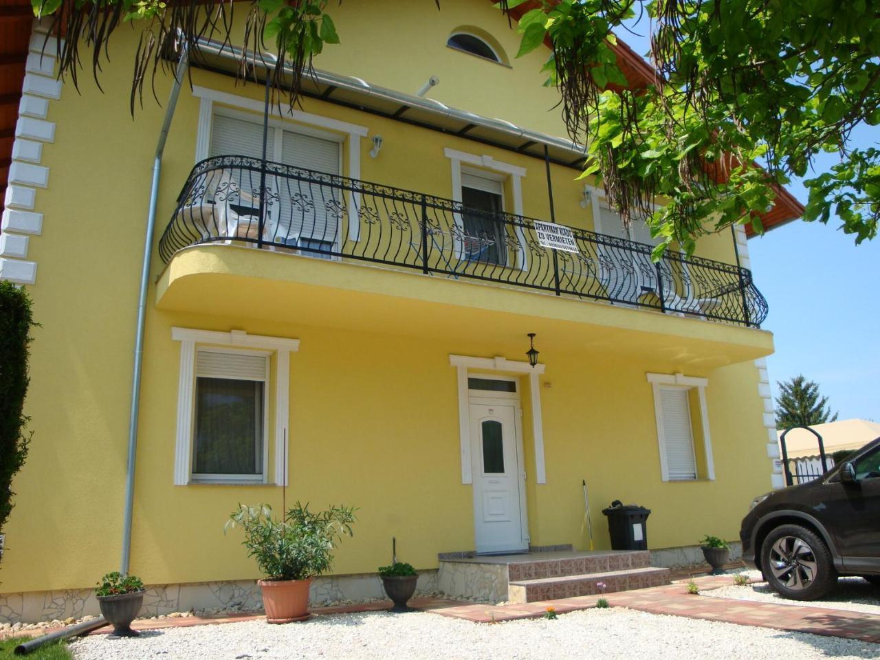 Yellow Apartmanhaz Бюк Экстерьер фото